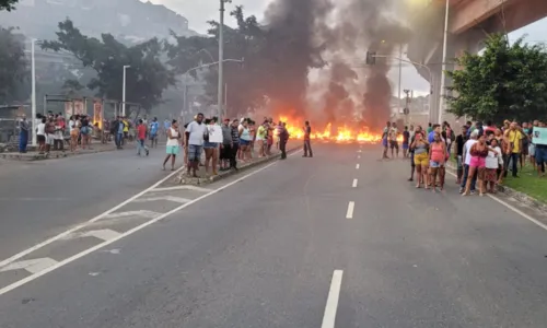 
				
					Grupo em protesto fecha acesso e saída da BR-324, na altura do Bom Juá
				
				