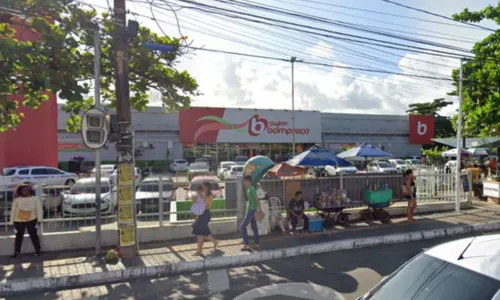 
				
					Grupo invade supermercado e foge com vodka e carnes em Salvador
				
				