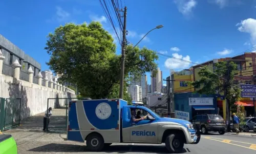 
				
					Homem é achado morto com marcas de tiros em cemitério de Salvador
				
				