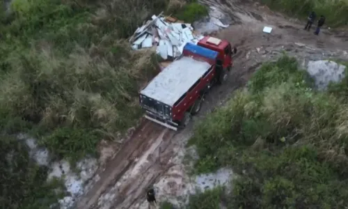 
				
					Homem é preso por retirar areia das dunas de Jauá, na Bahia
				
				