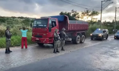 
				
					Homem é preso por retirar areia das dunas de Jauá, na Bahia
				
				