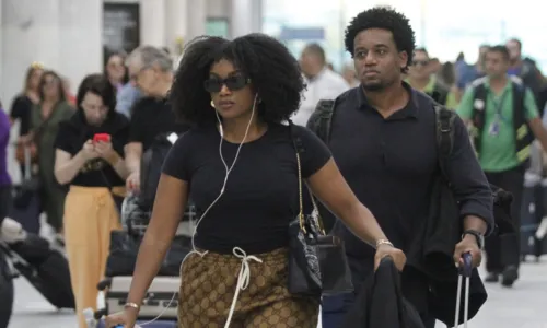 
				
					IZA esbanja beleza com novo visual em aeroporto do Rio de Janeiro
				
				