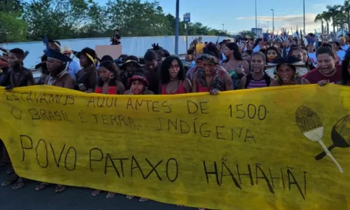 
				
					Indígenas fazem marcha e trânsito fica congestionado em Salvador
				
				