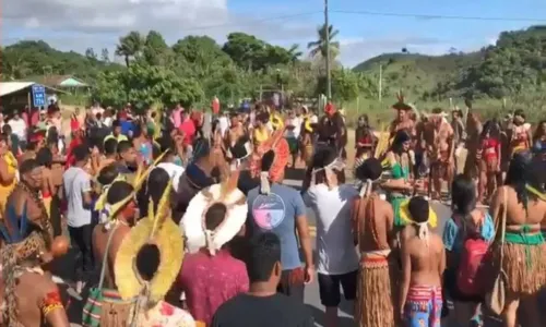 
				
					Indígenas realizam manifestação contra Marco Temporal na Bahia
				
				