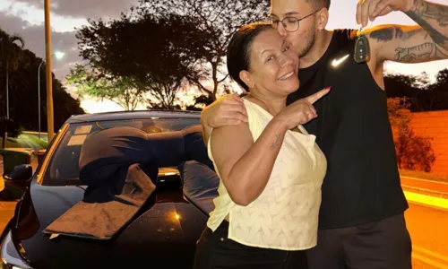 
				
					Irmão de Marília Mendonça ganha carro de R$ 150 mil de presente da mãe
				
				