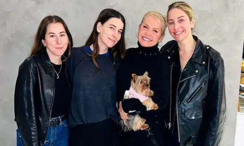 
				
					Irmãs Haim se encontram com Xuxa após homenagem em show
				
				