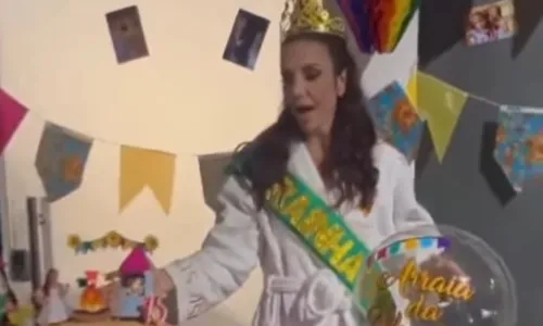 
				
					Ivete Sangalo ganha festa surpresa de fãs ao desembarcar em Salvador
				
				