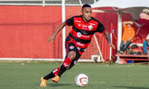 
				
					Jogador do Vitória tem carteira furtada ao posar com torcedores
				
				