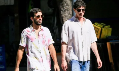 
				
					Johnny Massaro, o Daniel de ‘Terra e Paixão’, passeia com namorado no RJ
				
				