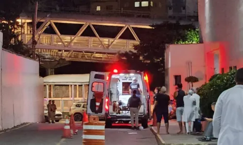 
				
					Jovem é retirado de ambulância por homens e morto a tiros em Salvador
				
				