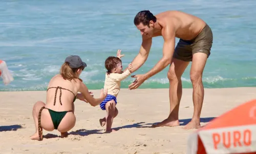 
				
					Leandro Lima, o Marino de 'Terra e Paixão', curte praia com filho e esposa
				
				