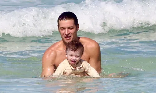 
				
					Leandro Lima, o Marino de 'Terra e Paixão', curte praia com filho e esposa
				
				