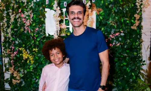 
				
					Levi Asaf, o Marcelino de 'Amor Perfeito', recebe famosos em aniversário
				
				