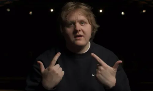 
				
					Lewis Capaldi anuncia pausa a turnê após ter crise durante show; assista
				
				