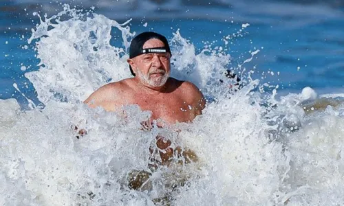 
				
					Lula curte praia em Ilhéus após acompanhar desfile do 2 de julho
				
				