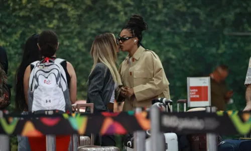 
				
					Lumilla troca beijos com Brunna Gonçalves em aeroporto no RJ
				
				