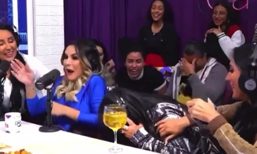 
				
					Mãe de Deolane Bezerra vomita ao vivo durante participação em podcast
				
				