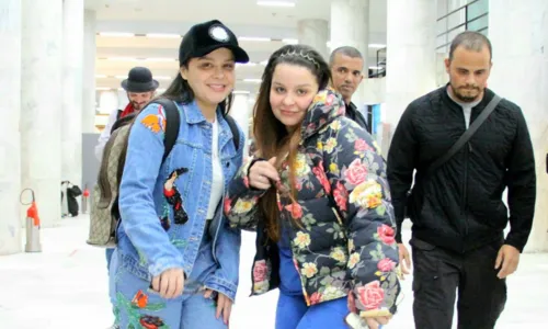 
				
					Maiara e Maraisa dão show de simpatia em aeroporto do Rio de Janeiro
				
				