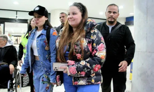 
				
					Maiara e Maraisa dão show de simpatia em aeroporto do Rio de Janeiro
				
				