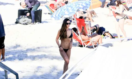 
				
					Mariana Rios exibe corpão durante passeio na praia; FOTOS
				
				