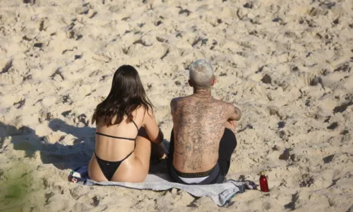 
				
					Mel Maia e MC Daniel são flagrados em conversa íntima na praia
				
				