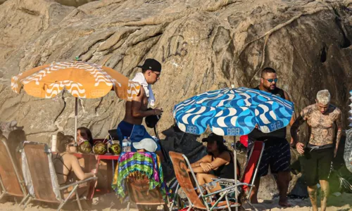 
				
					Mel Maia e MC Daniel são flagrados em conversa íntima na praia
				
				