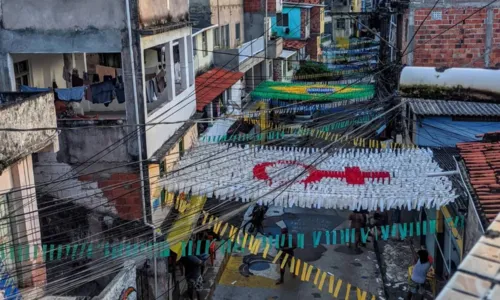 
				
					Moradores de Salvador enfeitam rua para Copa do Mundo Feminina
				
				