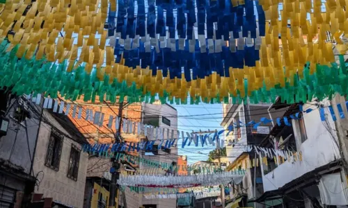 
				
					Moradores de Salvador enfeitam rua para Copa do Mundo Feminina
				
				