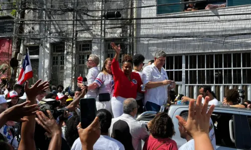 
				
					Multidão acompanha e ovaciona Lula durante desfile no 2 de Julho
				
				