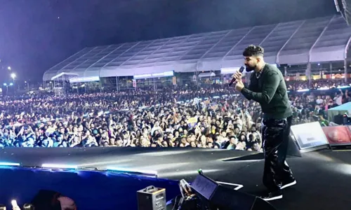 
				
					Mumuzinho diverte público ao fazer imitação de Alcione durante show
				
				