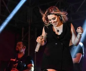 
				
					Naiara Azevedo lança novo single 'Covardias Digitais'
				
				