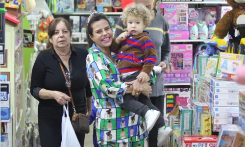 
				
					Narcisa Tamborindeguy esbanja simpatia ao passear com neto no RJ
				
				