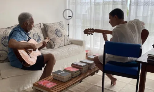 
				
					Neta de Gilberto Gil muda de visual e raspa cabelo em homenagem ao avô
				
				