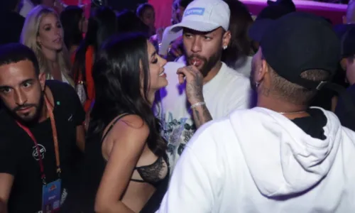 
				
					Neymar se exalta com mulher durante show de Thiaguinho; assista
				
				