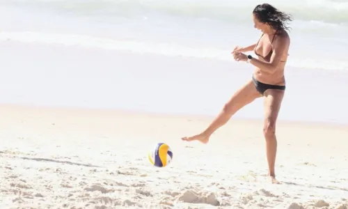 
				
					No clima da Copa, Andréa Beltrão joga bola em praia do RJ; FOTOS
				
				