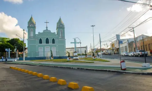 
				
					Passageiro reage a assalto e atira em suspeito dentro de ônibus na BA
				
				