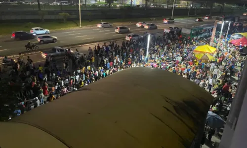 
				
					Pontos de ônibus da Av. Paralela ficam lotados após parada do metrô
				
				