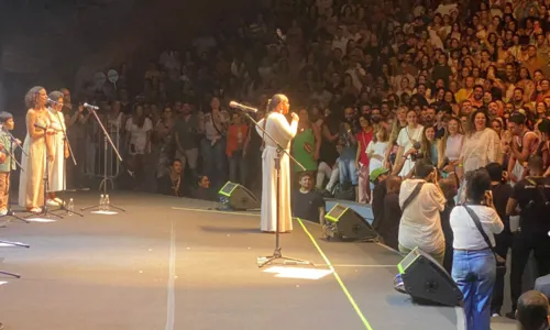 
				
					Preta Gil chora em show com a família e desabafa: 'Estou solteira'
				
				