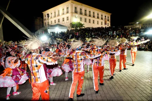 
				
					Quadrilhas juninas se apresentam na Praça Cruz Caída; veja programação
				
				