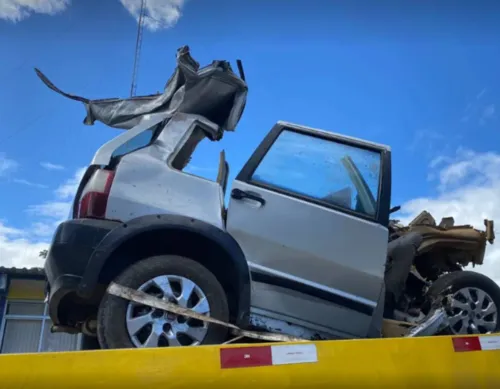 
				
					Seis pessoas morrem após carro e ônibus baterem de frente no sul da BA
				
				