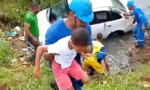 
				
					Seis pessoas são resgatadas após carro cair em córrego de Salvador
				
				