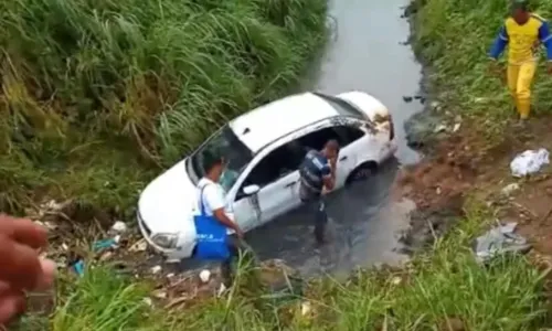 
				
					Seis pessoas são resgatadas após carro cair em córrego de Salvador
				
				