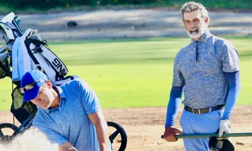 
				
					Tadeu Schmidt exibe novo físico em partida de golfe; veja fotos
				
				