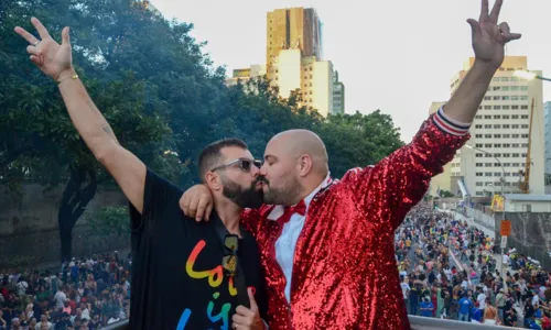 
				
					Thiago Abravanel beija marido na Parada LGBT+ de São Paulo; FOTOS
				
				