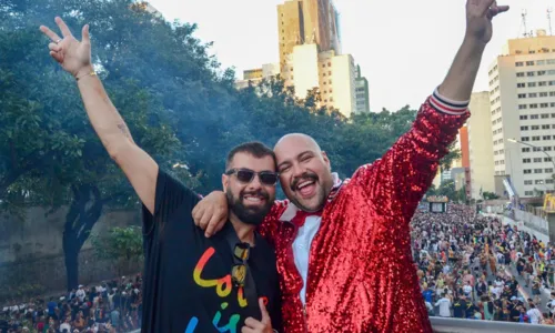 
				
					Thiago Abravanel beija marido na Parada LGBT+ de São Paulo; FOTOS
				
				