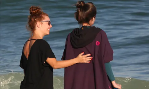 
				
					Thiaguinho, Fernanda Souza e namoradas passam a tarde em praia do RJ
				
				