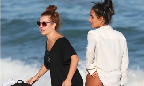 
				
					Thiaguinho, Fernanda Souza e namoradas passam a tarde em praia do RJ
				
				