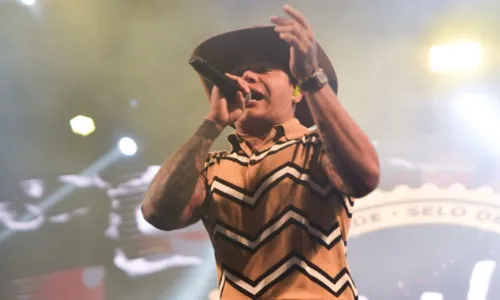 
				
					Tierry e namorada aparecem juntinhos em show; FOTOS
				
				