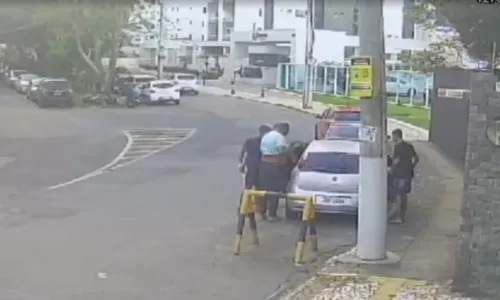 
				
					VÍDEO: Homem tem carro roubado em bairro nobre de Salvador
				
				