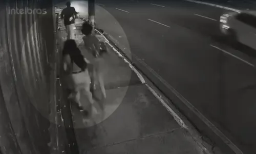 
				
					Vídeo mostra momento em que bala perdida atinge jovem na Av. Garibaldi
				
				